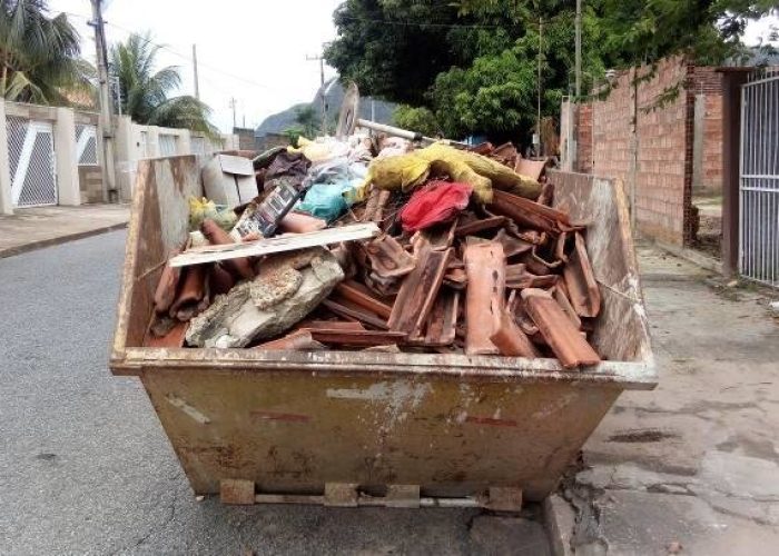 Cacamba-estacionaria-com-entulho-de-obra-residencial-Com-relacao-aos-depositos-mostrados